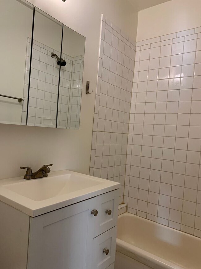 Building Photo - Gorgeous 1+1  in Glendale - Close to Eagle...
