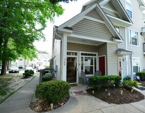 Building Photo - Community Clubhouse, exercise room & pool!