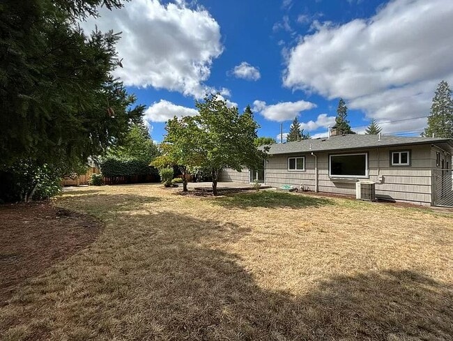 Building Photo - 530 SE 12th Ave