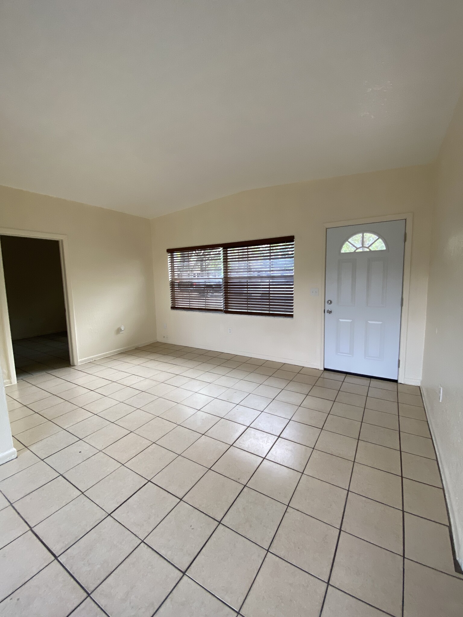 Living room - 5232 Brosche Rd