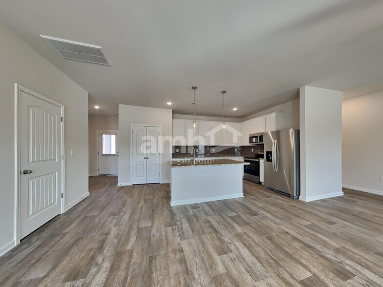 Building Photo - 3160 Emberly Dr