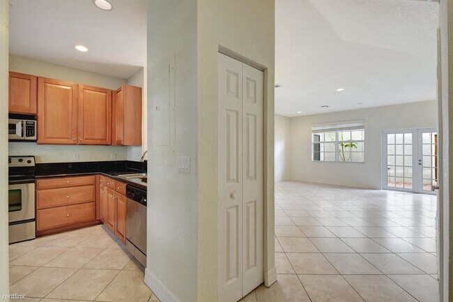 Building Photo - 4 br, 3.5 bath Townhome - 1125 NW 18th Ave