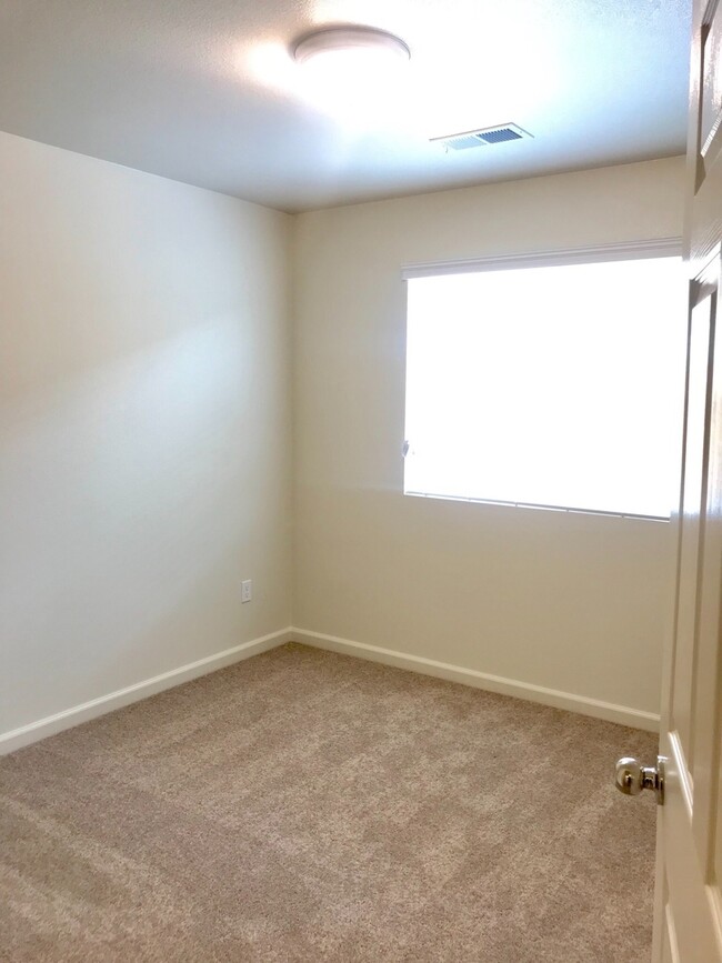 Building Photo - S.E Merced: $1875 3 bedroom 2 bath home wi...