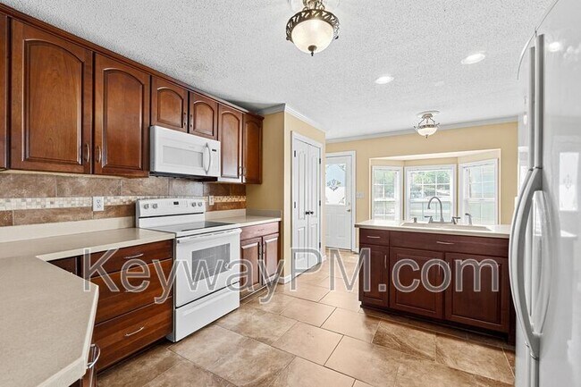 Building Photo - 15 Mulberry Ln