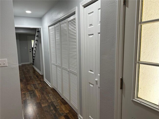 Building Photo - 834 Vallette St