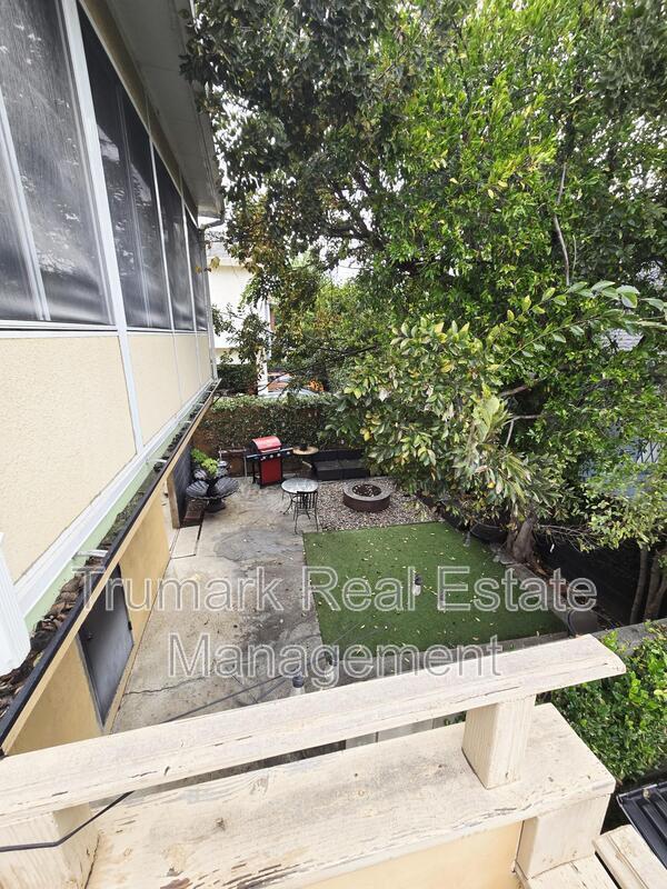 Building Photo - 12426 Moorpark St