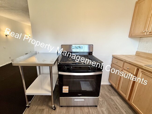 Building Photo - Charming 3-Bed Home with Fenced Yard & Garage