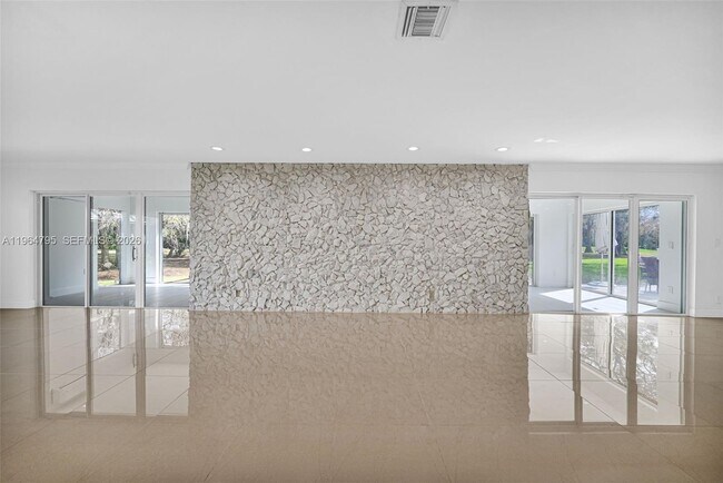 Building Photo - 820 E Cypress Ln