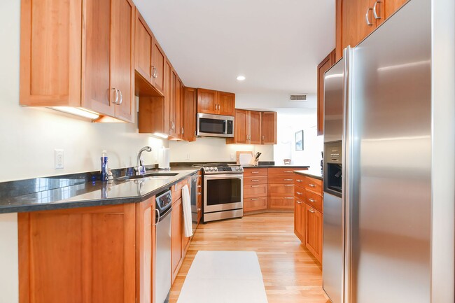 Building Photo - 37 Rocky Neck Ave