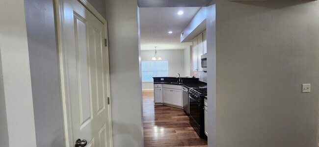 Building Photo - 590 Redwood Ln