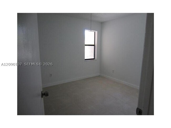 Building Photo - 862 NE 209th St