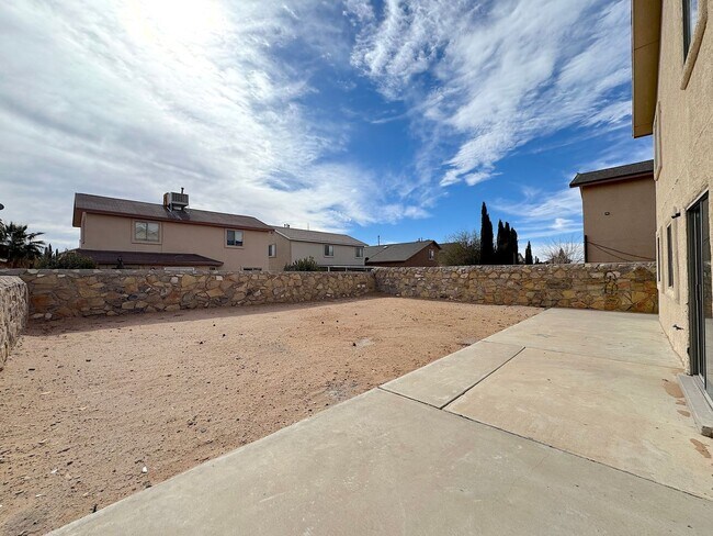 Building Photo - 14064 Tierra Halcon Dr