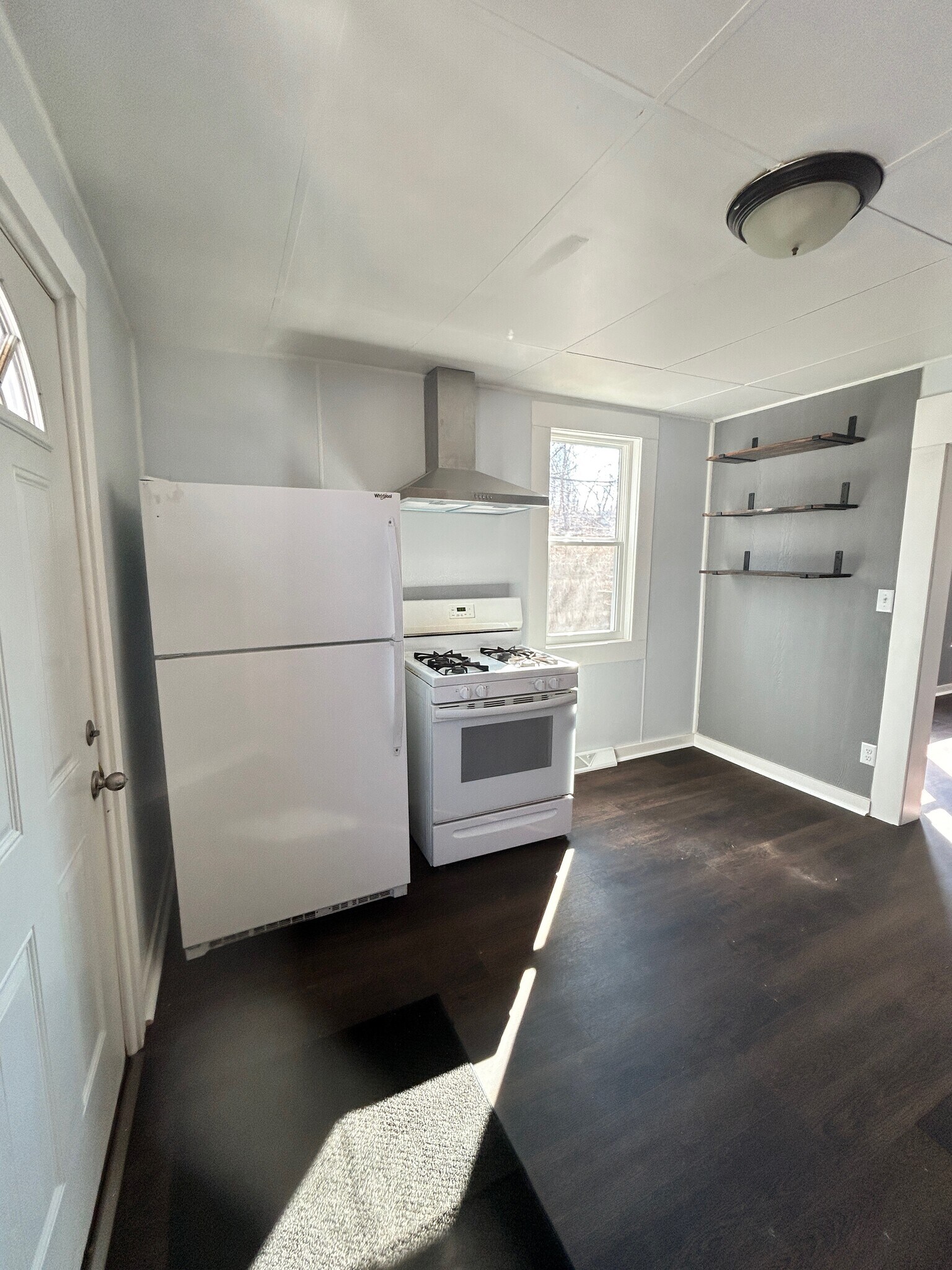 Building Photo - 389 E King St