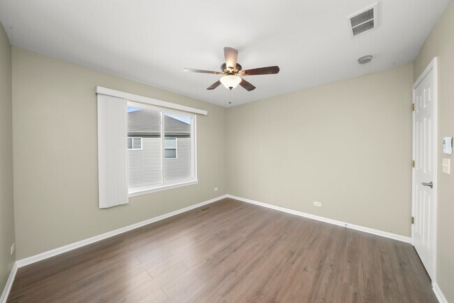 Building Photo - 3251 Thunderbird Ct E