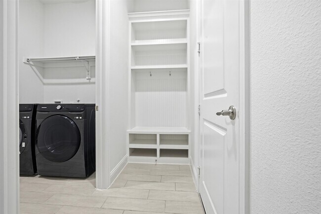 Building Photo - 208 Sequoia Dr