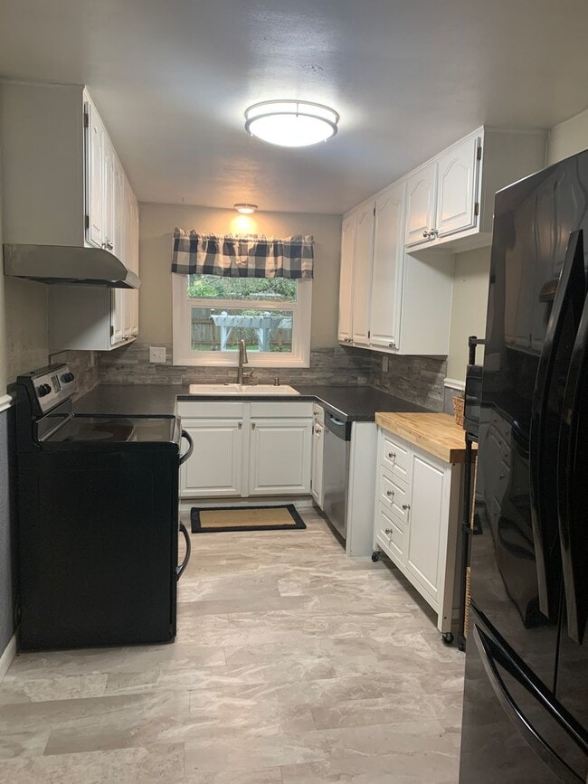 Building Photo - 541 Riverview Dr NW