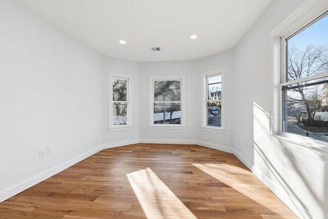 Building Photo - 438 Talbot Ave