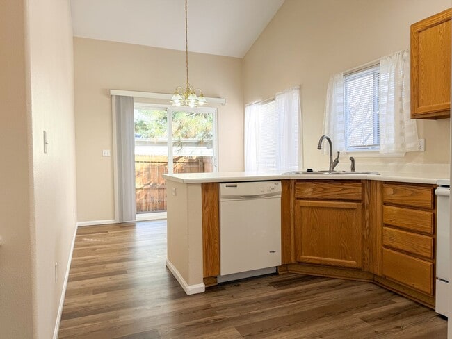 Building Photo - End-Unit Townhome in Littleton