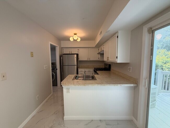 Building Photo - 271 Edgeware Ct