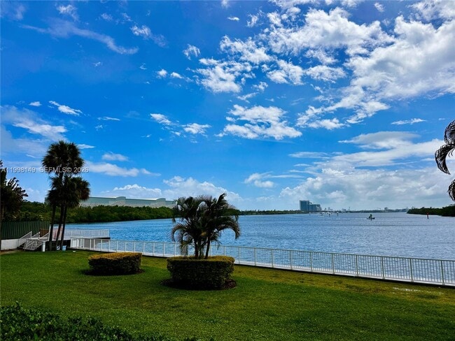 Building Photo - 500 Bayview Dr