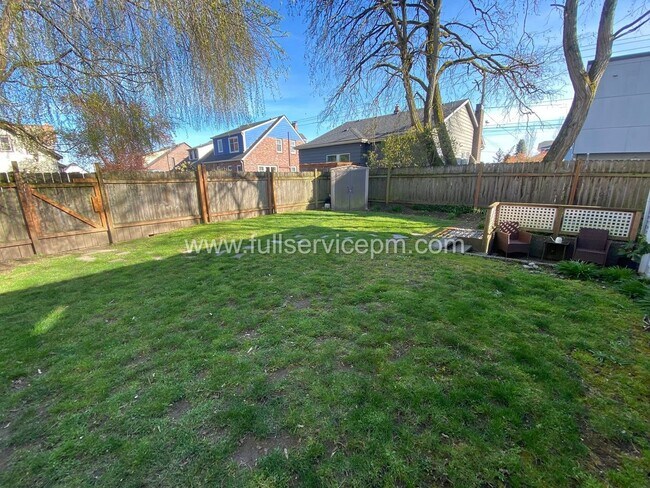 Building Photo - 8008 Roosevelt Way NE