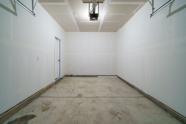 Building Photo - Almost New End Unit Townhome in desirable Chateau community