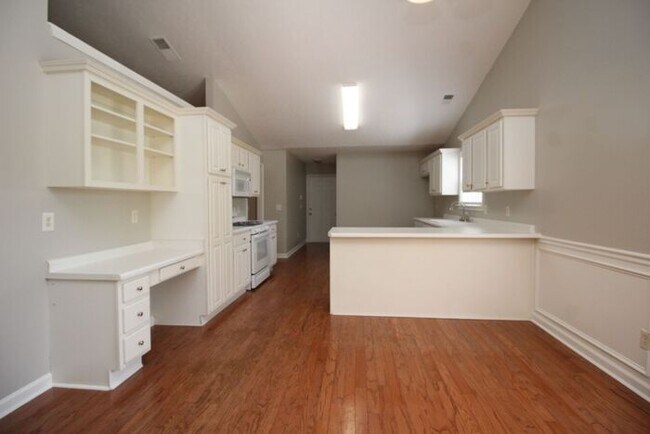 Building Photo - Huge Ranch home!