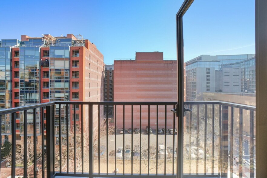 Building Photo - 1001 L St NW