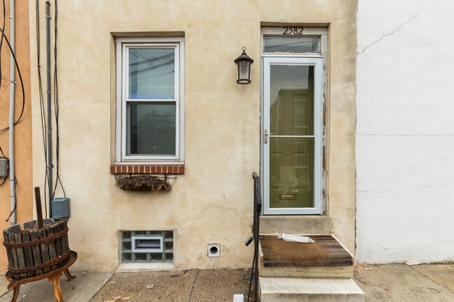 Building Photo - 2582 Collins St