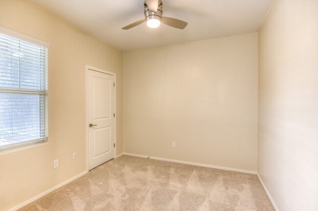 Building Photo - Beautiful 3 Bedroom 2 Bath Available Now i...