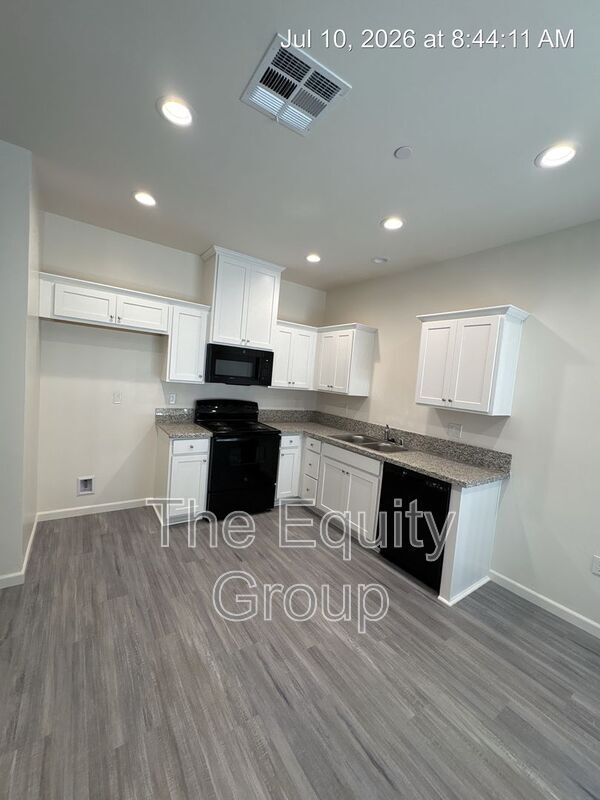 Building Photo - 723 S Pinkham St