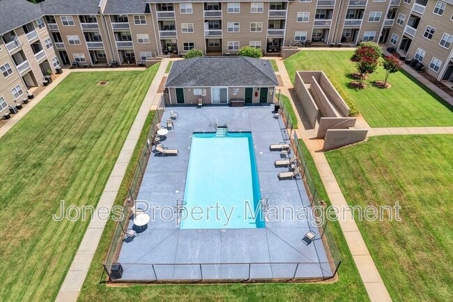 Building Photo - 305 Country Club Dr NE