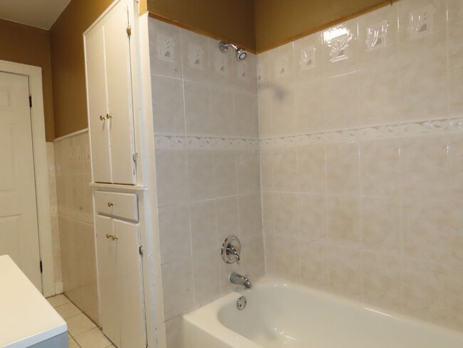 Building Photo - Quaint West Side  3 bedroom 2 Bath Home!