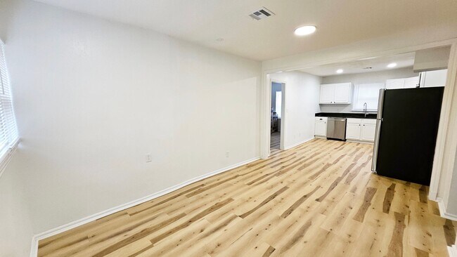 Building Photo - Remodel-Lots of Yard Space-3 Bed/2 Bath