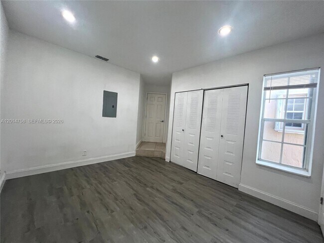 Building Photo - 465 Somerset Way