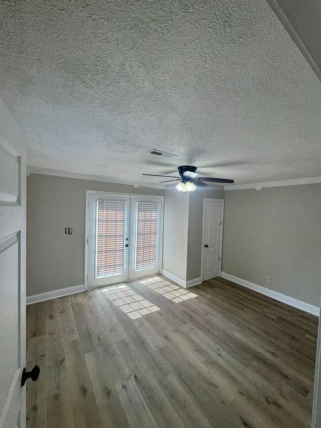 Building Photo - Newly Renovated 2 Bedroom, 1 Bathroom Home...