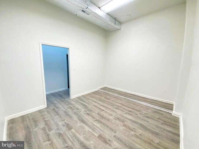 Building Photo - 1433 Vernon Rd