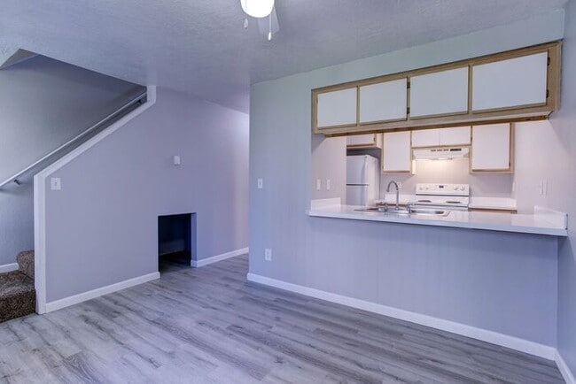 Building Photo - 2 bedroom unit. Pets OK! Lots of upgrades!...