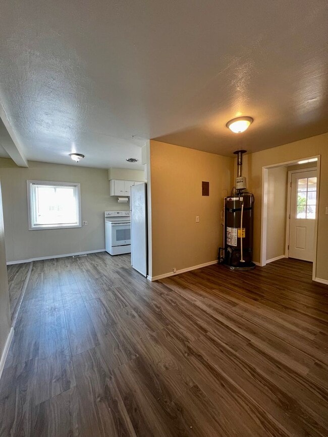 Building Photo - Move in special-$200 off first month's rent!