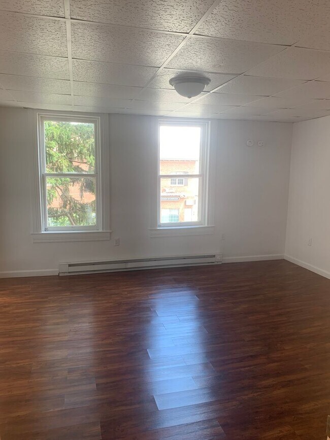 Building Photo - Spacious 3rd floor efficiency York City