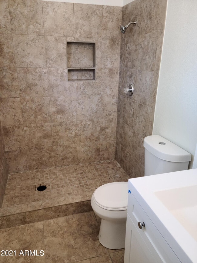 Building Photo - 1008 W Malibu Dr