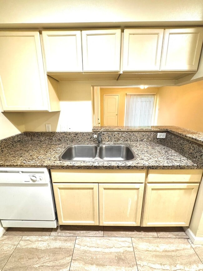 Building Photo - 717 Richcrest Dr