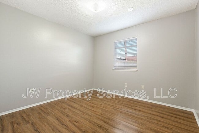 Building Photo - 5036 Highland Dr