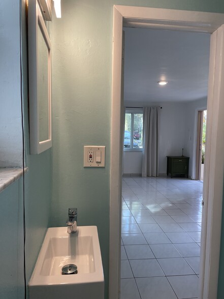 Building Photo - 1736 SW 12th St