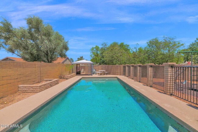 Building Photo - 360 S Pineview Dr