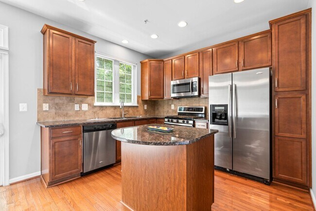Building Photo - 3 Bedroom 3.5 Bathroom - Wheaton Townhouse...