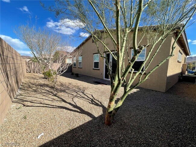 Building Photo - 2124 Del Aqua Ave