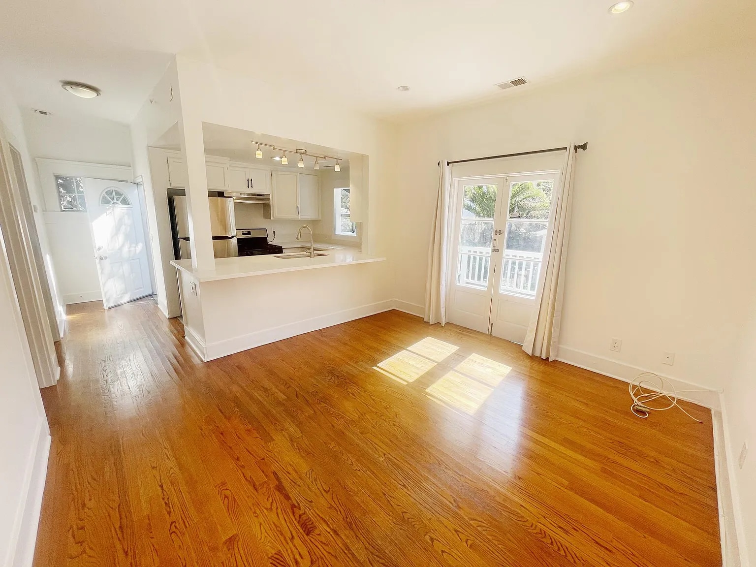 Bright open layout - 6002 Carlton Way