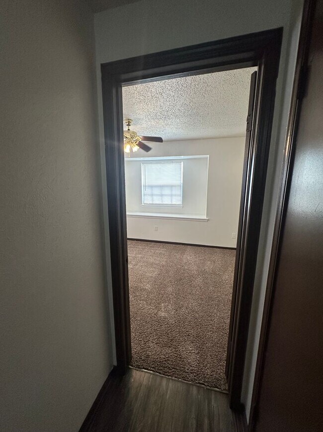 Building Photo - Spacious 4 bed, 1.5 bath