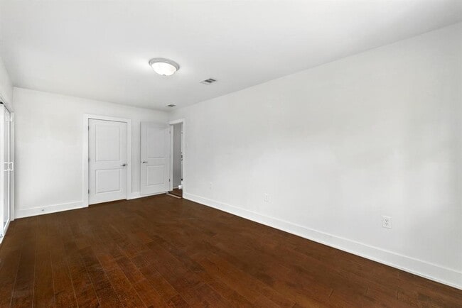 Building Photo - 1110 W Oltorf St